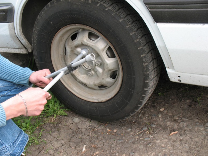 How to change the car wheel?