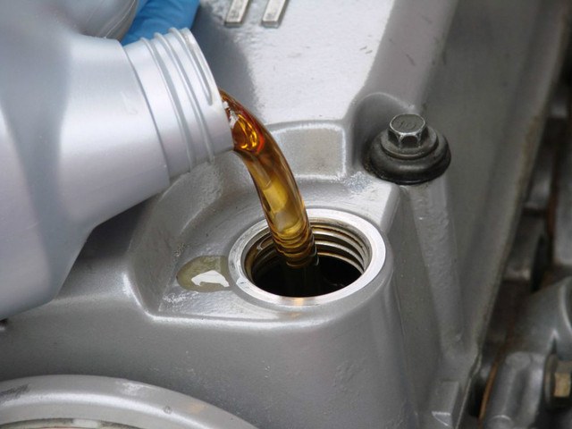 What oil to pour into the engine