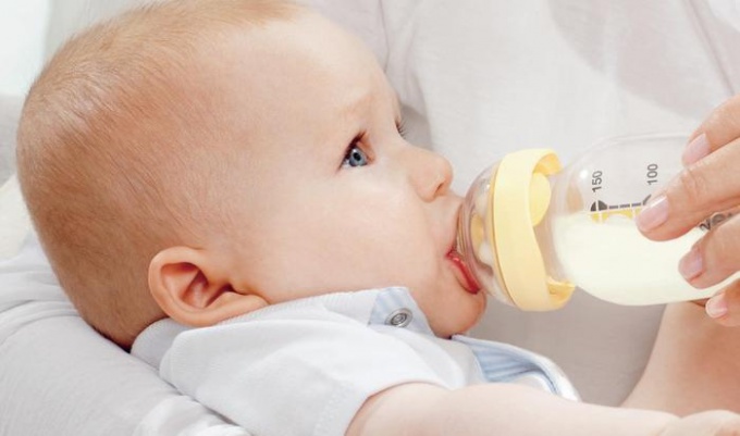 How correctly to feed the child from a bottle?