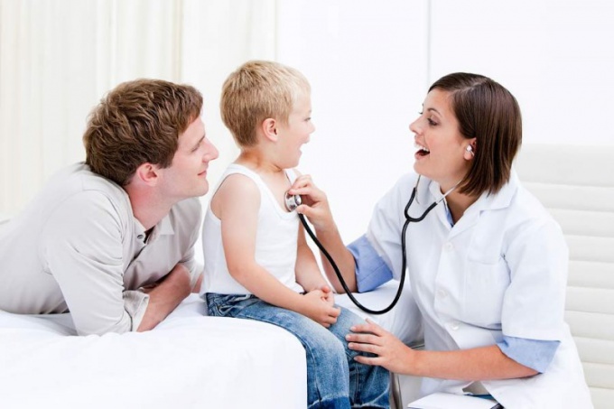 What kind of doctors need to pass a child in front of a kindergarten?