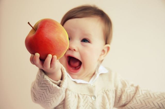 At what age can you give your baby an apple puree