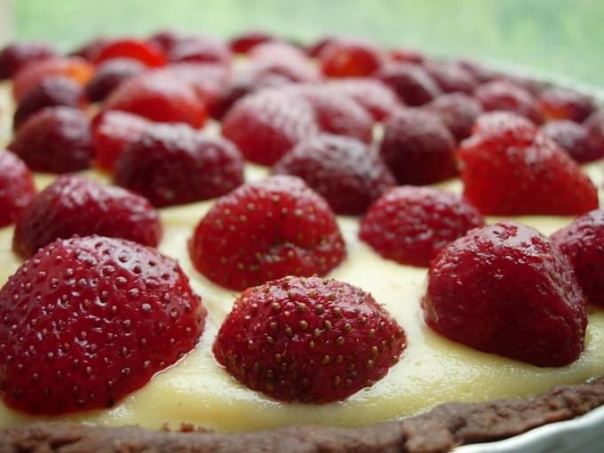 How to bake strawberry pie with custard