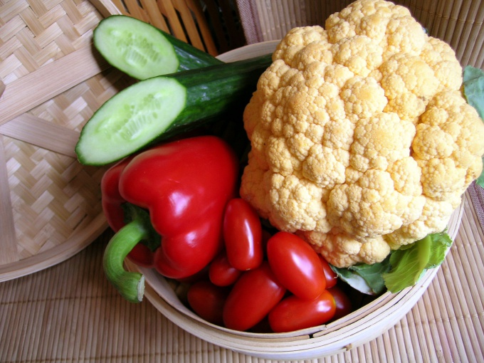 How to prepare a dietary salad from cauliflower