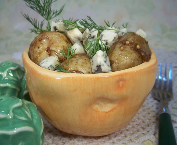 Potato salad with blue cheese