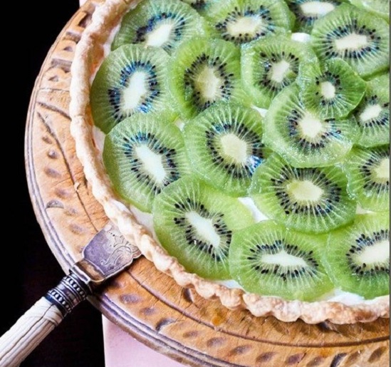 Almond pie with kiwi