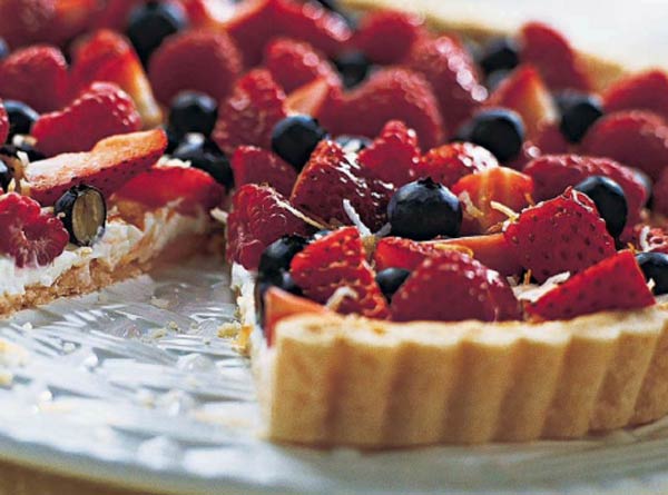 Pie with cheese and fresh berries