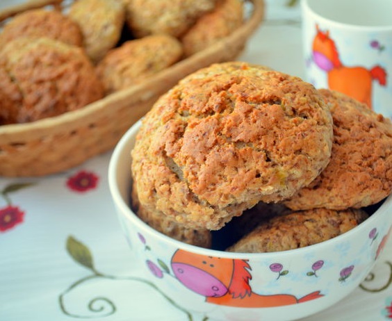 Spicy biscuits with persimmon and walnuts