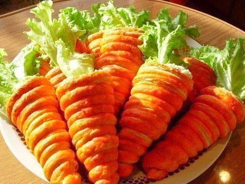 Salad in "carrots" from puff pastry