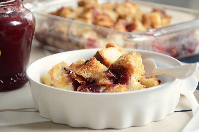 How to cook bread pudding with peanuts and jam?