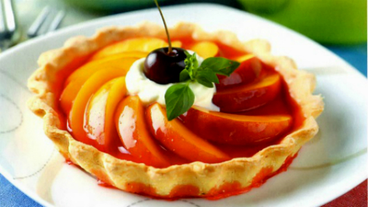 Tartlets with berry jelly and peaches