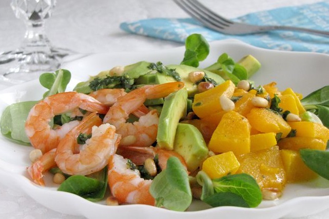 Tip 1: Salad with avocado and pine nuts