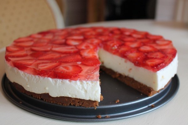 Cake with strawberries and jelly from apple juice