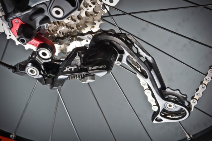 How to install the rear derailleur on a bicycle