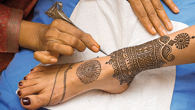 How to make a temporary tattoo of henna at home