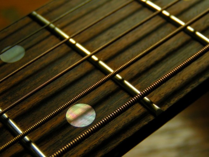 How to reduce the distance between strings and <b> fretboard </ b>