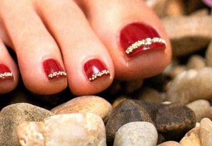 How to make manicure and pedicure with golden broths