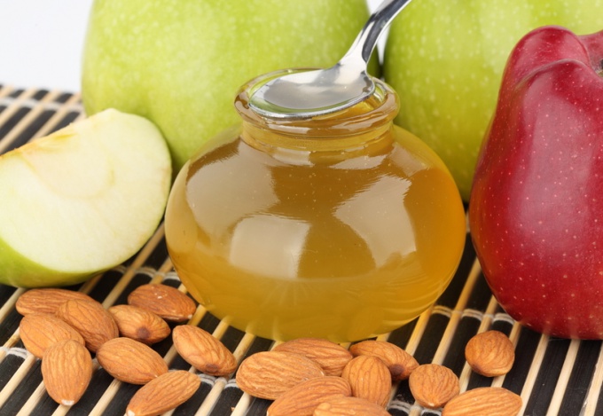 Almond oil as a remedy against dark circles under the eyes