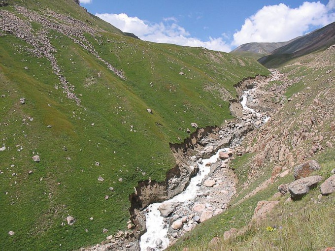 How to act during the descent of villages in the mountains