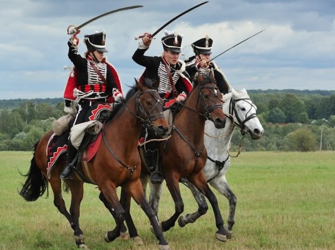 What does the hussar's uniform look like?