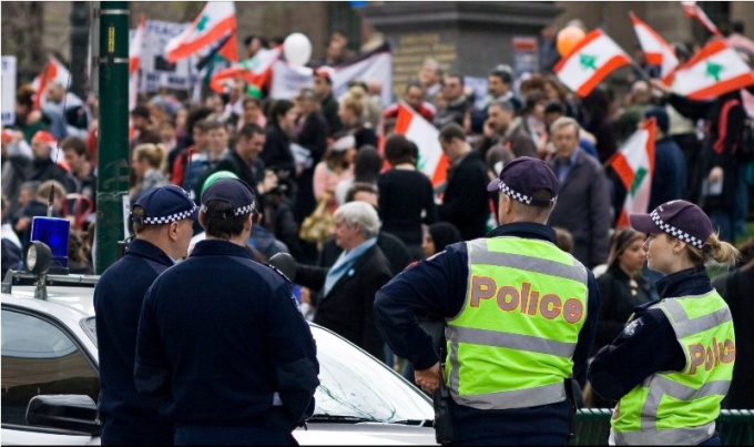 How to behave with the police during a rally