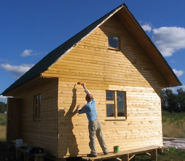 The better to process the wooden house and the annexe outside