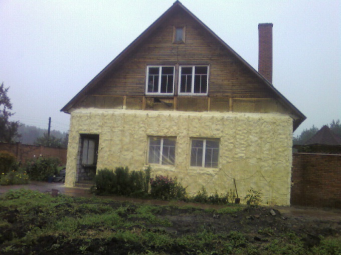 How to insulate the log walls of a house