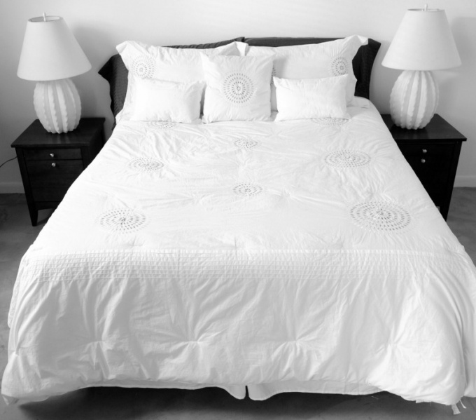 The careless owners under the whitish whiteness of bed linen are given dust mites and mildew