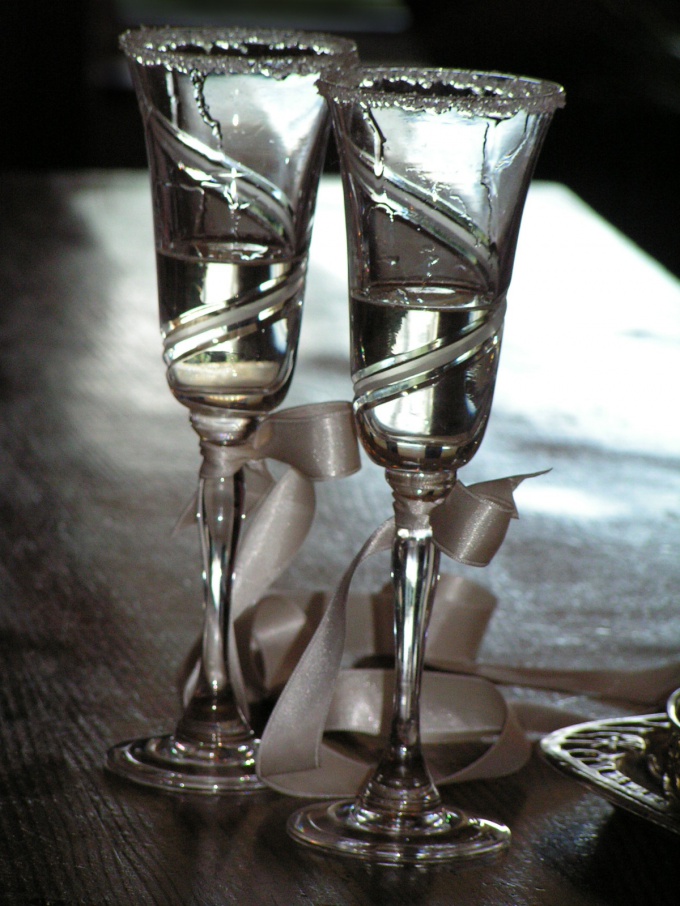 How to decorate wedding glasses