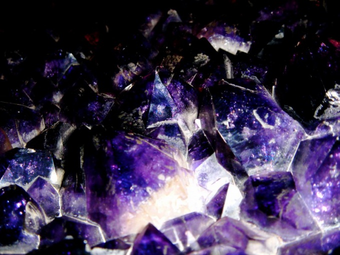 Among the purple stones, amethyst is the most widely distributed. 