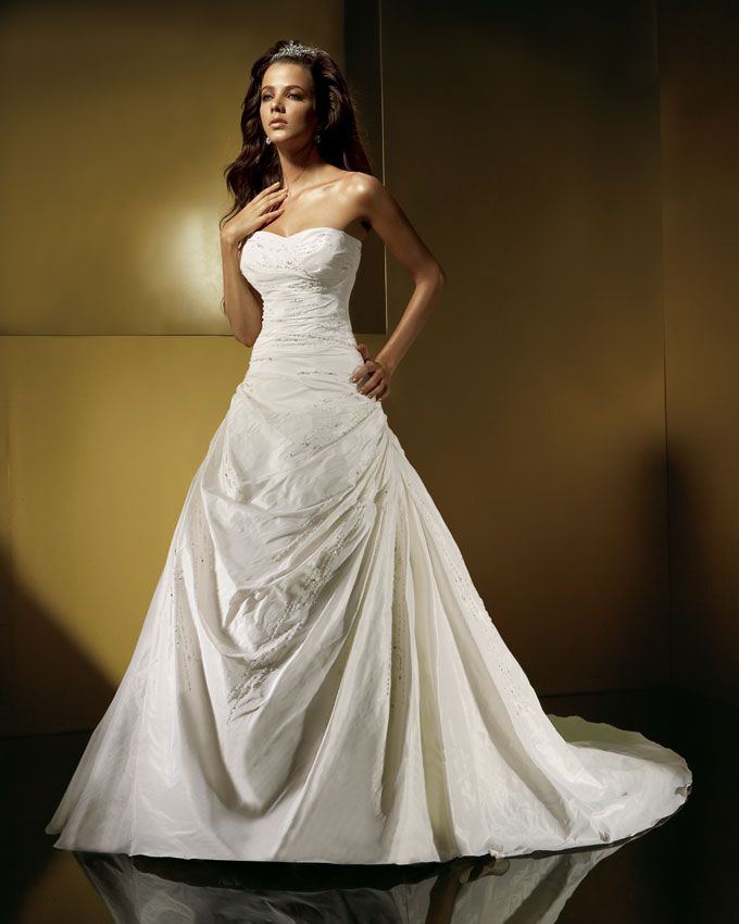 Choosing a wedding dress - a pleasant bride