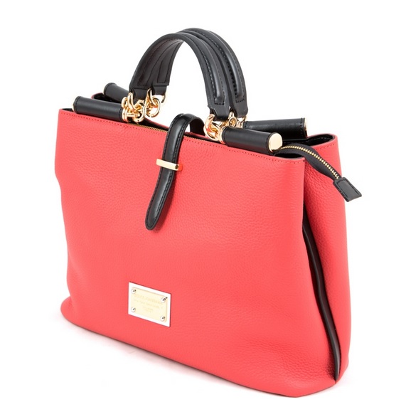 Choose a purse of coral color