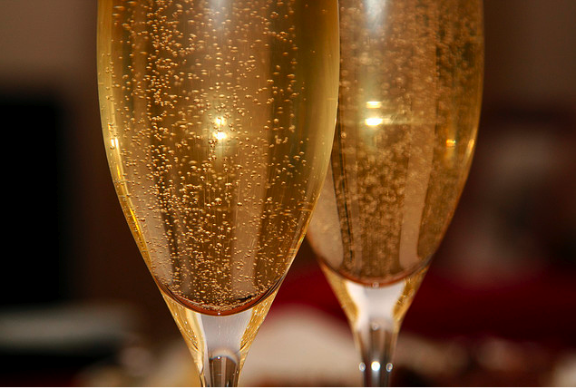 What distinguishes champagne from sparkling wine