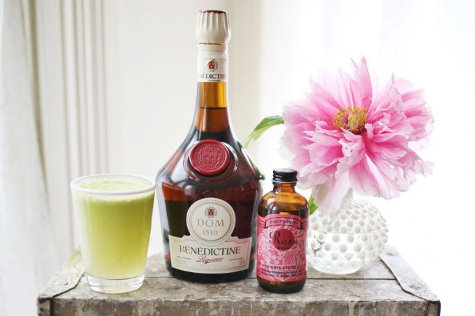 How to make a floral apple cocktail 