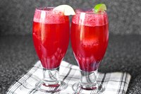 Effervescent cocktail with blackberries