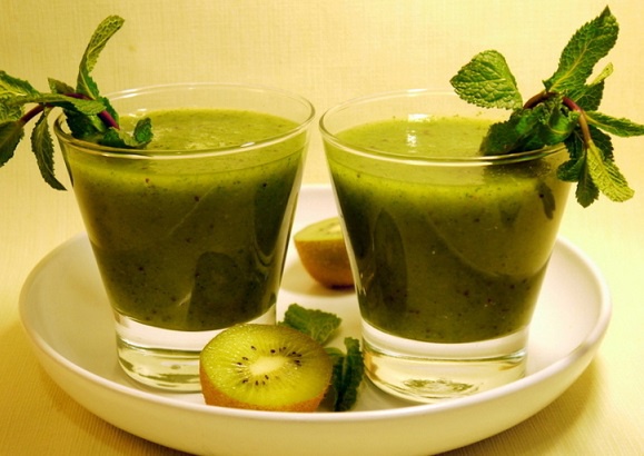 Smoothies with cucumber and kiwi "Green velvet"