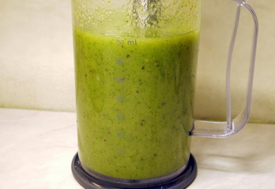 Smoothies with cucumber and kiwi "Green velvet"