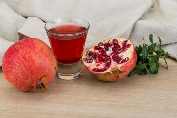 A simple way of making pomegranate juice