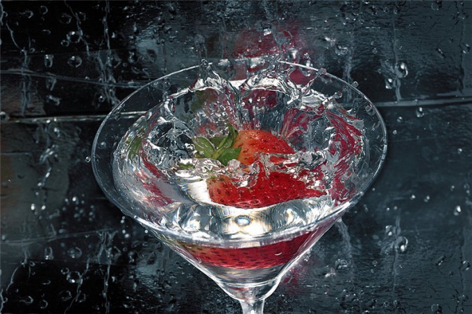 How to prepare a cocktail of champagne with strawberries