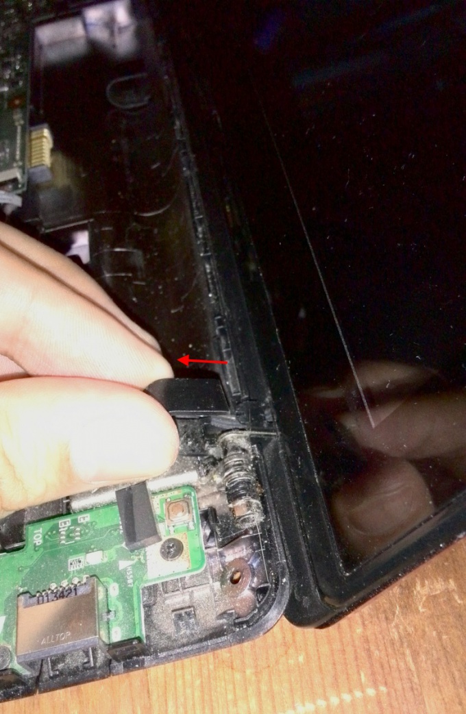 We remove the screen of the laptop Asus X200