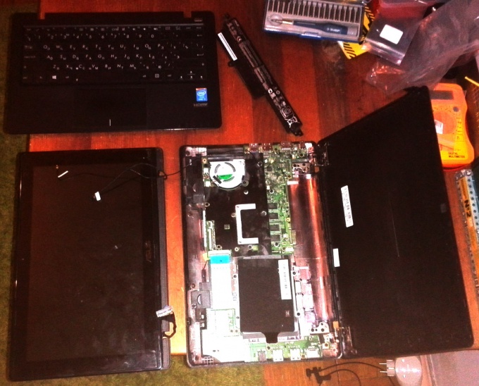 Laptop Asus X200L in disassembled form