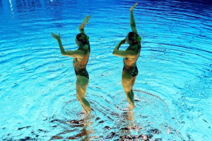 How do athletes get synchronized swimming 